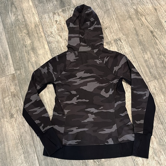 Athleta Triumph hoodie. Printed Camo. Size M. - Picture 5 of 5